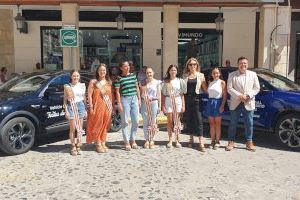 La festera mayor y su corte de honor disponen ya  de los coches oficiales para las Fiestas Mayores de Sueca 2023
