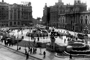 De la ‘Tortada’ de Goerlich a la catedral de la pólvora: así ha cambiado la plaza del Ayuntamiento de Valencia