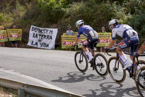 Los pueblos de Castellón se reivindican contra las macroplantas fotovoltaicas en la Vuelta Ciclista a España