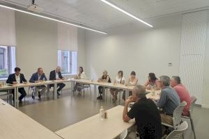 El conseller de Agricultura se reúne con los sindicatos de la cooperativa Cítrics de Nules para conocer las causas del cierre