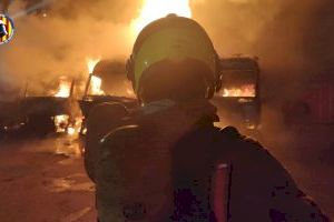 Un incendi arrasa quatre camions en un pàrquing de Sedaví - (foto 6) Un incendi arrasa quatre camions en un pàrquing de Sedaví - (foto 6)