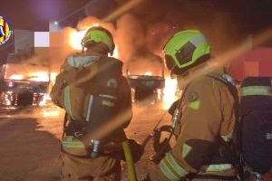 Un incendi arrasa quatre camions en un pàrquing de Sedaví - (foto 5) Un incendi arrasa quatre camions en un pàrquing de Sedaví - (foto 5)