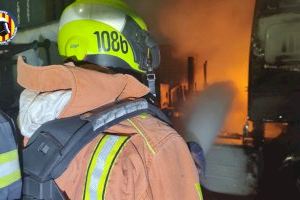 Un incendi arrasa quatre camions en un pàrquing de Sedaví - (foto 4) Un incendi arrasa quatre camions en un pàrquing de Sedaví - (foto 4)