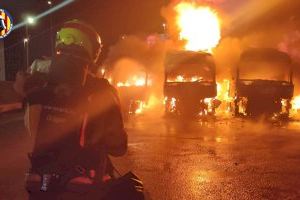 Un incendi arrasa quatre camions en un pàrquing de Sedaví Un incendi arrasa quatre camions en un pàrquing de Sedaví