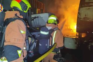 Un incendi arrasa quatre camions en un pàrquing de Sedaví - (foto 3) Un incendi arrasa quatre camions en un pàrquing de Sedaví - (foto 3)