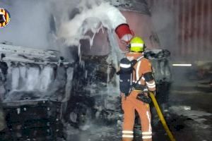 Un incendi arrasa quatre camions en un pàrquing de Sedaví - (foto 2) Un incendi arrasa quatre camions en un pàrquing de Sedaví - (foto 2)