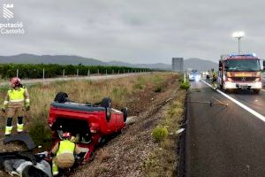 Un herido al volcar su coche en la A7 en la Vilavella