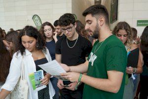 Los 2.300 nuevos alumnos de grado, llamados a descubrir un “sentido de vida” para alcanzar la “libertad plena” - (foto 6) Los 2.300 nuevos alumnos de grado, llamados a descubrir un “sentido de vida” para alcanzar la “libertad plena” - (foto 6)
