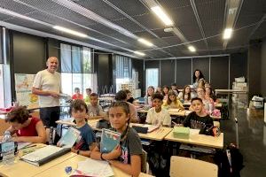 Moncofa reparteix 450 agendes escolars entre l'alumnat del col·legi Avel·lí Corma