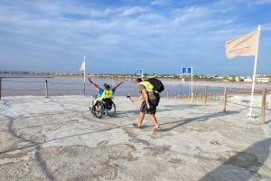 El bloguero Miguel Nonay, fundador del blog Viajerossinlimite, participa en una visita guiada a las Salinas de Torrevieja - (foto 2)