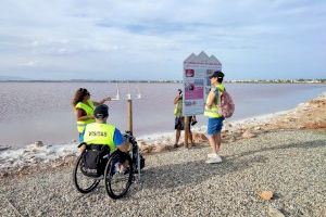 El bloguero Miguel Nonay, fundador del blog Viajerossinlimite, participa en una visita guiada a las Salinas de Torrevieja - (foto 5)