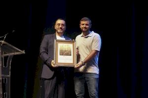 Benlloch trasllada als Lluïsos el reconeixement de Vila-real en el 150é aniversari amb una al·legoria de la ciutat