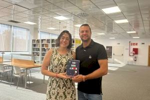 L’escriptor Eloy Burguete dona a Moncofa la seua obra “Yo soy amor”