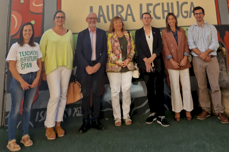 El CEIP Ausiàs March homenajea a la investigadora Laura Lechuga con un mural del proyecto Dones de ciència