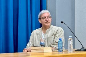 Emiliano Monge llena la sala Ramón Llull en su charla sobre dos de sus novelas