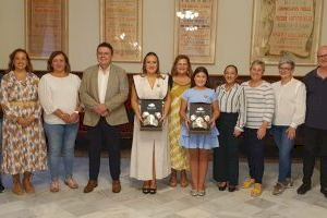 L'Ajuntament de Sueca obsequia a les Falleres Majors del municipi amb unes pintes que porten l'escut de la ciutat