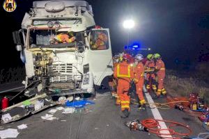Greu accident a Vallada al xocar dos camions - (foto 3)