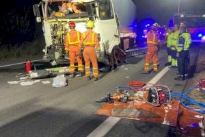 Greu accident a Vallada al xocar dos camions - (foto 4)