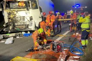 Greu accident a Vallada al xocar dos camions - (foto 2)