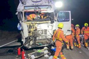 Greu accident a Vallada al xocar dos camions - (foto 5)