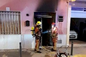Una persona salva la vida a Sueca després de fugir del seu habitatge, que cremava mentre dormia