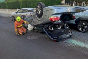 Choque entre dos turismos en la Pobla de Farnals: un coche vuelca en plena calle Choque entre dos turismos en la Pobla de Farnals: un coche vuelca en plena calle