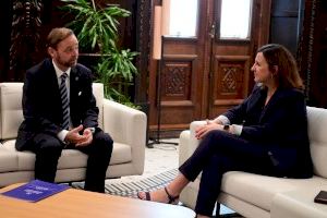 Català escenifica el suport de València a l'ampliació del Port en una reunió amb empresaris Català escenifica el suport de València a l'ampliació del Port en una reunió amb empresaris