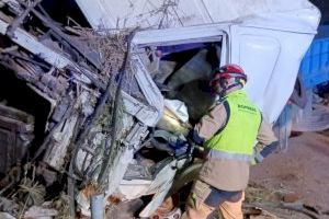 Grave accidente de tráfico en Vila-real: un joven camionero queda atrapado al chocar en la AP-7