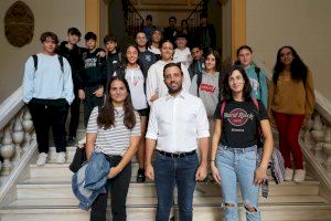 Los alumnos y las alumnas del IES Clot del Moro visitan el Ayuntamiento de Sagunto