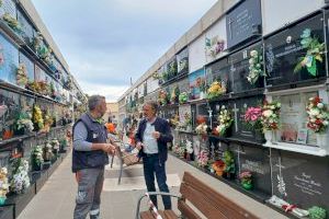 La Brigada de Obras y Servicios de Benicarló prepara el Cementerio para Todos los Santos