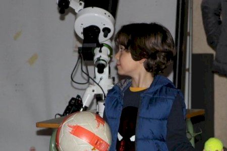 Quart de Poblet cierra la Semana de la Ciencia contemplando Júpiter y Saturno y con una sonrisa a golpe de monólogos