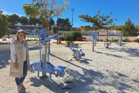 La Regidoria de Sanitat d'Alcalà-Alcossebre ensenya a utilitzar les màquines cardiosaludables situades en espais públics