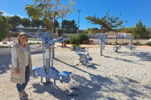 La Regidoria de Sanitat d'Alcalà-Alcossebre ensenya a utilitzar les màquines cardiosaludables situades en espais públics - (foto 2)