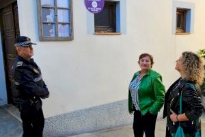 Calp instala 10 lonas en forma de ventana para denunciar la violencia “de puertas para adentro”