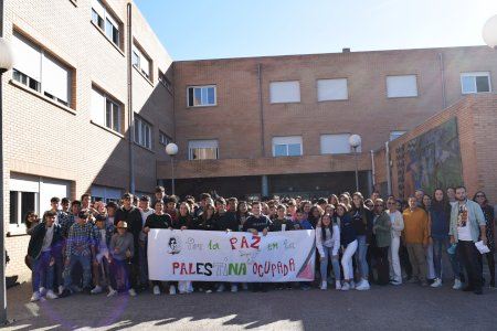 Lectura d’un manifest en l’IES Sedaví de Docents per la Pau a Palestina.