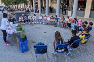 Escolares de Dénia visitan el Mercat de calle La Vía para conocer los productos de proximidad y participar en un taller de cocas