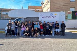 La caravana ‘Tejiendo redes violetas sobre ruedas’ hace parada en el IES Vicent Andrés Estellés