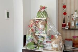 Una cafetería de l’Escorredor de Burriana monta una cesta de Navidad con productos de locales de proximidad