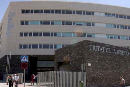 Tretze anys de presó per a un alacantí que va violar de manera continuada la seua fillastra de 12 anys Tretze anys de presó per a un alacantí que va violar de manera continuada la seua fillastra de 12 anys
