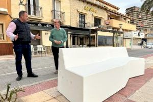 El paseo marítimo de Carrer la Mar de El Campello recibe los nuevos bancos de hormigón en sustitución de los antiguos