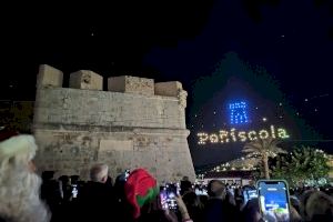 Peníscola il·lumina el seu cel per a per a encendre el seu espectacular enllumenat nadalenc