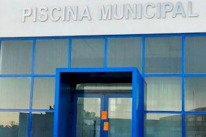 El Ayuntamiento de Calp precinta las instalaciones de la piscina tras  rescindir el contrato