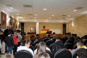 Jóvenes utielanos leen la Constitución Española en la conmemoración del 45 aniversario de la Carta Magna Jóvenes utielanos leen la Constitución Española en la conmemoración del 45 aniversario de la Carta Magna