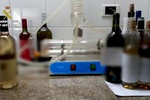 Desarticulada una banda en Alicante que modificaba bebidas alcohólicas de forma ilegal para asemejarse a otros licores - (foto 2) Desarticulada una banda en Alicante que modificaba bebidas alcohólicas de forma ilegal para asemejarse a otros licores - (foto 2)