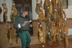 Desarticulada una banda en Alicante que modificaba bebidas alcohólicas de forma ilegal para asemejarse a otros licores - (foto 3) Desarticulada una banda en Alicante que modificaba bebidas alcohólicas de forma ilegal para asemejarse a otros licores - (foto 3)