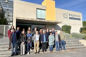 Ballester conoce las investigaciones científicas de la UJI sobre el agua de la mano del científico Sergio Chiva