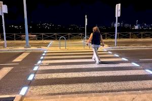 Empieza la instalación de los primeros pasos de cebra inteligentes para mejorar la seguridad vial de Calp