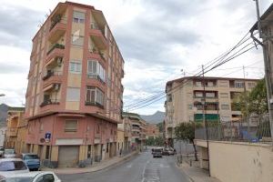 Los servicios sanitarios salvan la vida de una mujer que sufrió un infarto en plena calle de Elda