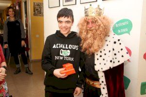 Los Reyes Magos adelantan la Navidad en Burriana llevando la alegría a los alumnos del CEE Pla d'Hortolans
