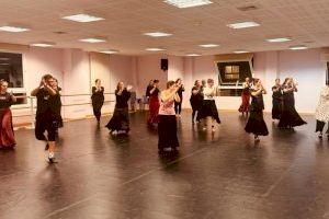 El alumnado del Centre Municipal de les Arts de Burriana despide 2023 con una clase magistral de la bailaora Blanca Perdiguer